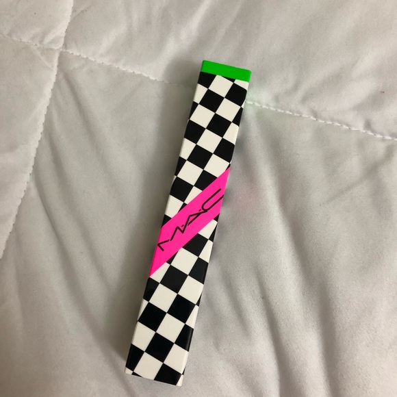 New! Mac volume mascara - Picture 2 of 4